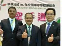 027
107年全國中學運動會第三天本會主任委員宋一信善盡地主之誼接待全國各縣市主任委員;裁判女士先生;改選後空手道協會理監事均蒞會關心打氣;除還邀約協
會副會長等到場人士共同頒獎為選手加油並合影留念。