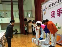042 107年全中運第四天賽程圓滿成功;
臺中市隊本部加油團第3團由張永忠校長;洪瑞濱校長率團給選手打氣鼓勵 在本會主委
宋一信完成第四賽程的頒獎典禮後本屆全中運空手道賽務順利成功達成任務。 據資深教練指出本屆賽事相較之前令人印象深刻之處:
1.大會秩序賽事完全無糾紛。 2.除稍微碰觸外無重大傷害。 3.相關單位長官校長來賓來訪登上 司令台人數最多一次。
4.本屆頒獎人及照相人數最多元。 5.志工服務效率最積極嚴謹熱誠。 6.賽程進行最流暢且秩序最佳。
7.接待蒞會長官來賓整體氛圍從未有之融洽與熱絡(設有專業解說)。
比賽結束後;中正國小「揪甘心」愛心志工媽媽邀求與本會主任委員合影直稱;從未曾見空手道八段武術家與率領團隊可如此溫文儒雅有禮體恤人。
