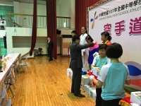 043 107年全中運第四天賽程圓滿成功;
臺中市隊本部加油團第3團由張永忠校長;洪瑞濱校長率團給選手打氣鼓勵 在本會主委
宋一信完成第四賽程的頒獎典禮後本屆全中運空手道賽務順利成功達成任務。 據資深教練指出本屆賽事相較之前令人印象深刻之處:
1.大會秩序賽事完全無糾紛。 2.除稍微碰觸外無重大傷害。 3.相關單位長官校長來賓來訪登上 司令台人數最多一次。
4.本屆頒獎人及照相人數最多元。 5.志工服務效率最積極嚴謹熱誠。 6.賽程進行最流暢且秩序最佳。
7.接待蒞會長官來賓整體氛圍從未有之融洽與熱絡(設有專業解說)。
比賽結束後;中正國小「揪甘心」愛心志工媽媽邀求與本會主任委員合影直稱;從未曾見空手道八段武術家與率領團隊可如此溫文儒雅有禮體恤人。