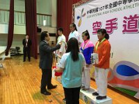 044 107年全中運第四天賽程圓滿成功;
臺中市隊本部加油團第3團由張永忠校長;洪瑞濱校長率團給選手打氣鼓勵 在本會主委
宋一信完成第四賽程的頒獎典禮後本屆全中運空手道賽務順利成功達成任務。 據資深教練指出本屆賽事相較之前令人印象深刻之處:
1.大會秩序賽事完全無糾紛。 2.除稍微碰觸外無重大傷害。 3.相關單位長官校長來賓來訪登上 司令台人數最多一次。
4.本屆頒獎人及照相人數最多元。 5.志工服務效率最積極嚴謹熱誠。 6.賽程進行最流暢且秩序最佳。
7.接待蒞會長官來賓整體氛圍從未有之融洽與熱絡(設有專業解說)。
比賽結束後;中正國小「揪甘心」愛心志工媽媽邀求與本會主任委員合影直稱;從未曾見空手道八段武術家與率領團隊可如此溫文儒雅有禮體恤人。