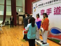 045 107年全中運第四天賽程圓滿成功;
臺中市隊本部加油團第3團由張永忠校長;洪瑞濱校長率團給選手打氣鼓勵 在本會主委
宋一信完成第四賽程的頒獎典禮後本屆全中運空手道賽務順利成功達成任務。 據資深教練指出本屆賽事相較之前令人印象深刻之處:
1.大會秩序賽事完全無糾紛。 2.除稍微碰觸外無重大傷害。 3.相關單位長官校長來賓來訪登上 司令台人數最多一次。
4.本屆頒獎人及照相人數最多元。 5.志工服務效率最積極嚴謹熱誠。 6.賽程進行最流暢且秩序最佳。
7.接待蒞會長官來賓整體氛圍從未有之融洽與熱絡(設有專業解說)。
比賽結束後;中正國小「揪甘心」愛心志工媽媽邀求與本會主任委員合影直稱;從未曾見空手道八段武術家與率領團隊可如此溫文儒雅有禮體恤人。