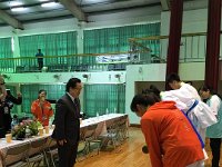 046 107年全中運第四天賽程圓滿成功;
臺中市隊本部加油團第3團由張永忠校長;洪瑞濱校長率團給選手打氣鼓勵 在本會主委
宋一信完成第四賽程的頒獎典禮後本屆全中運空手道賽務順利成功達成任務。 據資深教練指出本屆賽事相較之前令人印象深刻之處:
1.大會秩序賽事完全無糾紛。 2.除稍微碰觸外無重大傷害。 3.相關單位長官校長來賓來訪登上 司令台人數最多一次。
4.本屆頒獎人及照相人數最多元。 5.志工服務效率最積極嚴謹熱誠。 6.賽程進行最流暢且秩序最佳。
7.接待蒞會長官來賓整體氛圍從未有之融洽與熱絡(設有專業解說)。
比賽結束後;中正國小「揪甘心」愛心志工媽媽邀求與本會主任委員合影直稱;從未曾見空手道八段武術家與率領團隊可如此溫文儒雅有禮體恤人。