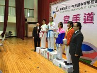 047 107年全中運第四天賽程圓滿成功;
臺中市隊本部加油團第3團由張永忠校長;洪瑞濱校長率團給選手打氣鼓勵 在本會主委
宋一信完成第四賽程的頒獎典禮後本屆全中運空手道賽務順利成功達成任務。 據資深教練指出本屆賽事相較之前令人印象深刻之處:
1.大會秩序賽事完全無糾紛。 2.除稍微碰觸外無重大傷害。 3.相關單位長官校長來賓來訪登上 司令台人數最多一次。
4.本屆頒獎人及照相人數最多元。 5.志工服務效率最積極嚴謹熱誠。 6.賽程進行最流暢且秩序最佳。
7.接待蒞會長官來賓整體氛圍從未有之融洽與熱絡(設有專業解說)。
比賽結束後;中正國小「揪甘心」愛心志工媽媽邀求與本會主任委員合影直稱;從未曾見空手道八段武術家與率領團隊可如此溫文儒雅有禮體恤人。