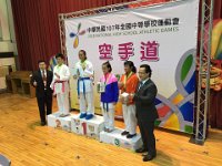 048 107年全中運第四天賽程圓滿成功;
臺中市隊本部加油團第3團由張永忠校長;洪瑞濱校長率團給選手打氣鼓勵 在本會主委
宋一信完成第四賽程的頒獎典禮後本屆全中運空手道賽務順利成功達成任務。 據資深教練指出本屆賽事相較之前令人印象深刻之處:
1.大會秩序賽事完全無糾紛。 2.除稍微碰觸外無重大傷害。 3.相關單位長官校長來賓來訪登上 司令台人數最多一次。
4.本屆頒獎人及照相人數最多元。 5.志工服務效率最積極嚴謹熱誠。 6.賽程進行最流暢且秩序最佳。
7.接待蒞會長官來賓整體氛圍從未有之融洽與熱絡(設有專業解說)。
比賽結束後;中正國小「揪甘心」愛心志工媽媽邀求與本會主任委員合影直稱;從未曾見空手道八段武術家與率領團隊可如此溫文儒雅有禮體恤人。