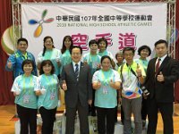 049 107年全中運第四天賽程圓滿成功;
臺中市隊本部加油團第3團由張永忠校長;洪瑞濱校長率團給選手打氣鼓勵 在本會主委
宋一信完成第四賽程的頒獎典禮後本屆全中運空手道賽務順利成功達成任務。 據資深教練指出本屆賽事相較之前令人印象深刻之處:
1.大會秩序賽事完全無糾紛。 2.除稍微碰觸外無重大傷害。 3.相關單位長官校長來賓來訪登上 司令台人數最多一次。
4.本屆頒獎人及照相人數最多元。 5.志工服務效率最積極嚴謹熱誠。 6.賽程進行最流暢且秩序最佳。
7.接待蒞會長官來賓整體氛圍從未有之融洽與熱絡(設有專業解說)。
比賽結束後;中正國小「揪甘心」愛心志工媽媽邀求與本會主任委員合影直稱;從未曾見空手道八段武術家與率領團隊可如此溫文儒雅有禮體恤人。