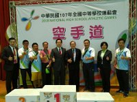 08 107年全中運進行第二天賽程;本會主任委員
宋一信擔任「賽務督導」盡責協助大會賽務並同時接待來自全國高中職校長親臨主席台為嘉勉獲獎選手並感謝臺中市承辦本次全國中學運動會的竭盡心力與付出！
體育署學校組蔡科長與台灣體育大學蘇前校長蒞臨會場為裁判，選手鼓勵打氣並垂詢關心比賽進行情況表示欣慰及致謝鼓勵並為選手頒獎;
感謝臺中市隊本部第二訪視團由資深體育人蕭榮吉主任率團隊關心本市選手比賽狀況並為選手鼓勵打氣.