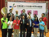 09 107年全中運進行第二天賽程;本會主任委員
宋一信擔任「賽務督導」盡責協助大會賽務並同時接待來自全國高中職校長親臨主席台為嘉勉獲獎選手並感謝臺中市承辦本次全國中學運動會的竭盡心力與付出！
體育署學校組蔡科長與台灣體育大學蘇前校長蒞臨會場為裁判，選手鼓勵打氣並垂詢關心比賽進行情況表示欣慰及致謝鼓勵並為選手頒獎;
感謝臺中市隊本部第二訪視團由資深體育人蕭榮吉主任率團隊關心本市選手比賽狀況並為選手鼓勵打氣.