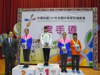10 107年全中運進行第二天賽程;本會主任委員
宋一信擔任「賽務督導」盡責協助大會賽務並同時接待來自全國高中職校長親臨主席台為嘉勉獲獎選手並感謝臺中市承辦本次全國中學運動會的竭盡心力與付出！
體育署學校組蔡科長與台灣體育大學蘇前校長蒞臨會場為裁判，選手鼓勵打氣並垂詢關心比賽進行情況表示欣慰及致謝鼓勵並為選手頒獎;
感謝臺中市隊本部第二訪視團由資深體育人蕭榮吉主任率團隊關心本市選手比賽狀況並為選手鼓勵打氣.