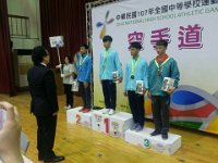 2
107年全中運第一天賽程;市府隊本部由資深費老師率領團隊蒞會場鼓勵臺中市代表隊選手,對比賽多方指教,令教練團獲益良多;更榮獲教育部體育署[空手道
技擊項目]輔導教授團魏香明，孫教授等蒞會鼓勵裁判及賽務人員,給予本會莫大鼓舞! 本會 宋一信主任委員代表接待各界專家，長官;並主持頒獎典禮。