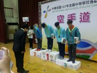 3
107年全中運第一天賽程;市府隊本部由資深費老師率領團隊蒞會場鼓勵臺中市代表隊選手,對比賽多方指教,令教練團獲益良多;更榮獲教育部體育署[空手道
技擊項目]輔導教授團魏香明，孫教授等蒞會鼓勵裁判及賽務人員,給予本會莫大鼓舞! 本會 宋一信主任委員代表接待各界專家，長官;並主持頒獎典禮。