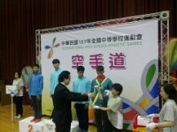 4
107年全中運第一天賽程;市府隊本部由資深費老師率領團隊蒞會場鼓勵臺中市代表隊選手,對比賽多方指教,令教練團獲益良多;更榮獲教育部體育署[空手道
技擊項目]輔導教授團魏香明，孫教授等蒞會鼓勵裁判及賽務人員,給予本會莫大鼓舞! 本會 宋一信主任委員代表接待各界專家，長官;並主持頒獎典禮。